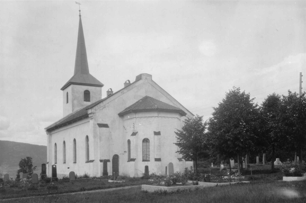Hermann Christian Neupert, Tranby kirke, Lier, Buskerud. 1930. Kirkegård. Gravstøtter. Trær.