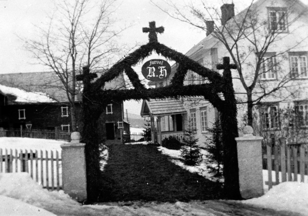 Anno Domkirkeodden, Barportal, pyntet til begravelse, Rønnaug Holmen født Aasårmoen, Røhr, Veldre, Ringsaker.