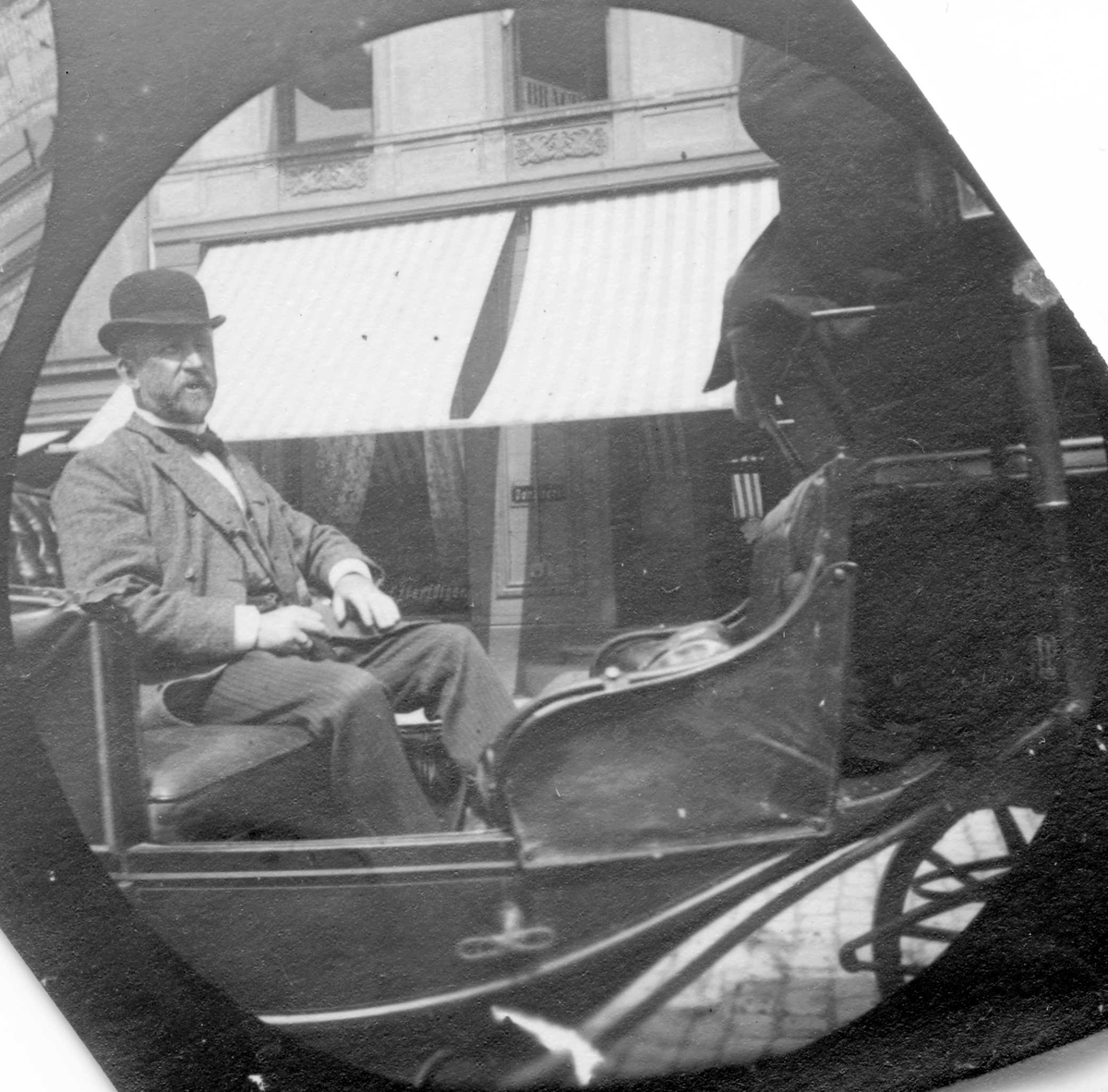 Fredrik Carl Mülertz Størmer, Professor Blytt i vogn foran bygård, Oslo.
