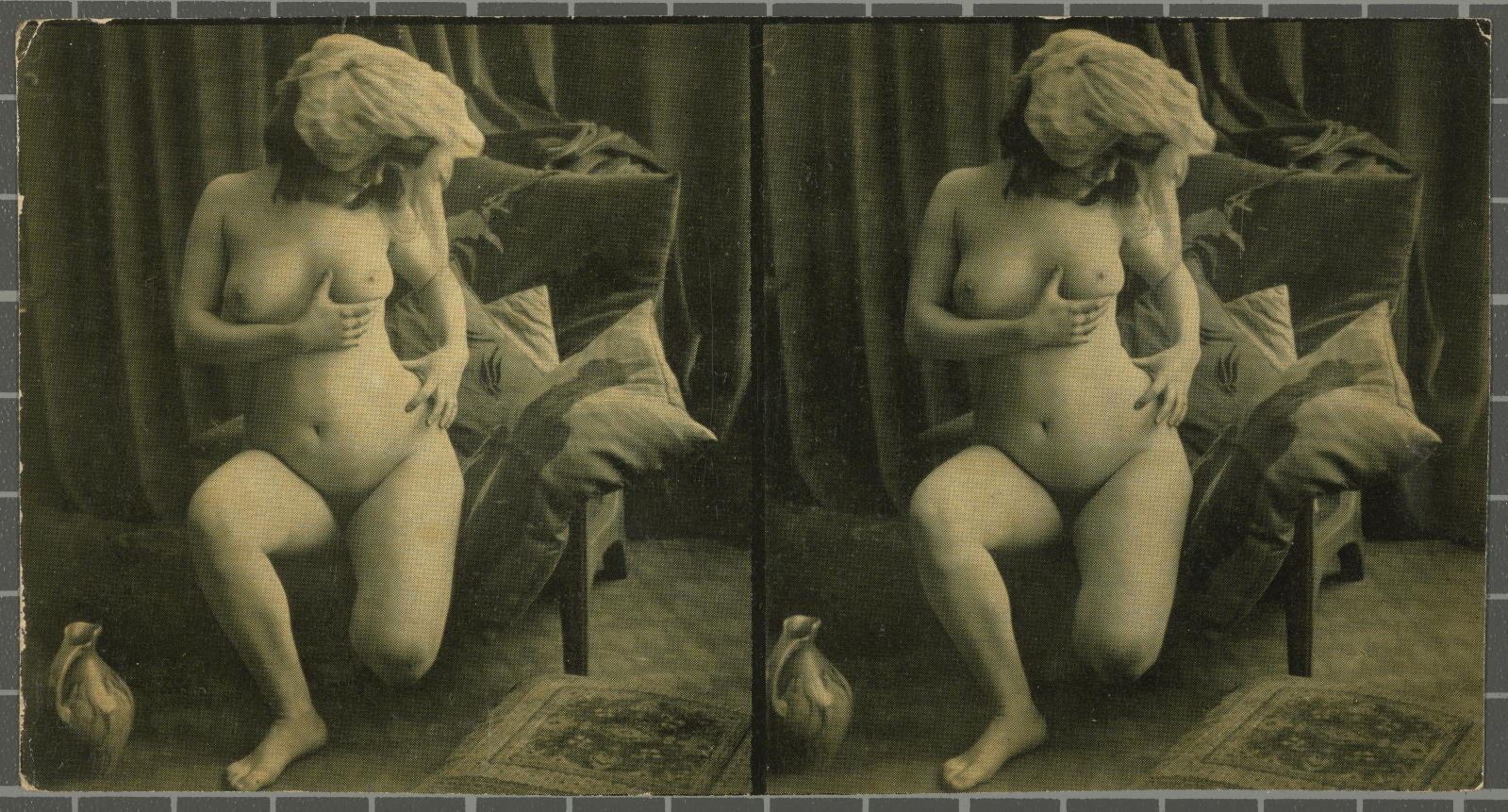 Desconegut, [naked girl looking at her chest]