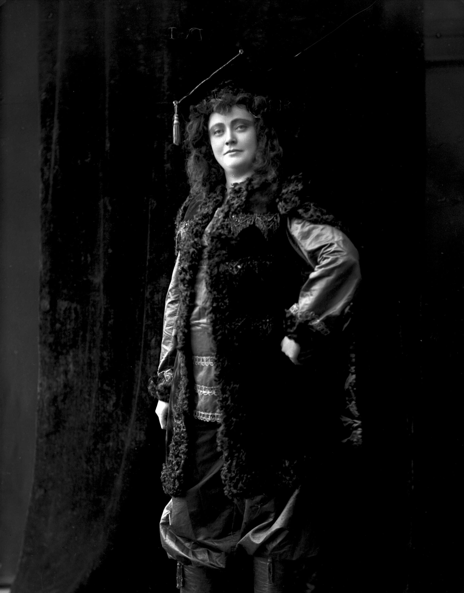 Gustav Borgen, Portrett, operasangerinne, sopranen Gabrielle Bidenkap, som heksen i "Hans og Grethe" (av Humperdinck) National Theateret 1903.