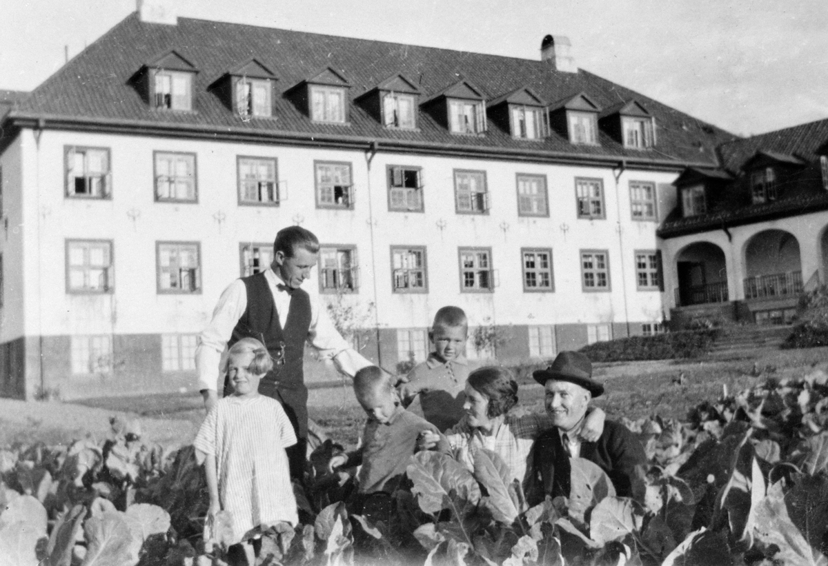 Anno Domkirkeodden, GRUPPE 6, FAMILIEN LARSSON, FRA VENSTRE: VAKTMESTER BERNHARD LARSSON, FORAN FRA VENSTRE BARNA: RUTH LARSSON, HARRY LARSSON, BAK: AXEL LARSSON, OG KAJANE LARSSON, MANNEN TIL HØYRE Axel Larsson, som var Bernhards bror og barberer i Stockholm, HAGE, HAMAR KOMMUNALE ALDERSHJEM, GAMLEHJEM, SJUKEHJEM, SK…
