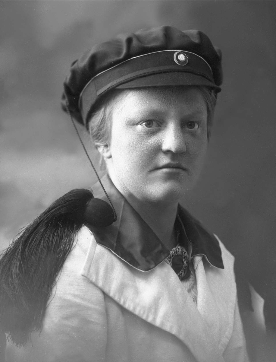 Gustav Borgen, Portrett, kvinne med studentlue. Mosse Coucheron.