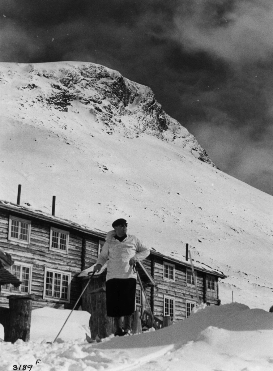 Anders Beer Wilse, Skiløper ved Spiterstulen i Visdalen i Jotunheimen med snødekte fjell.