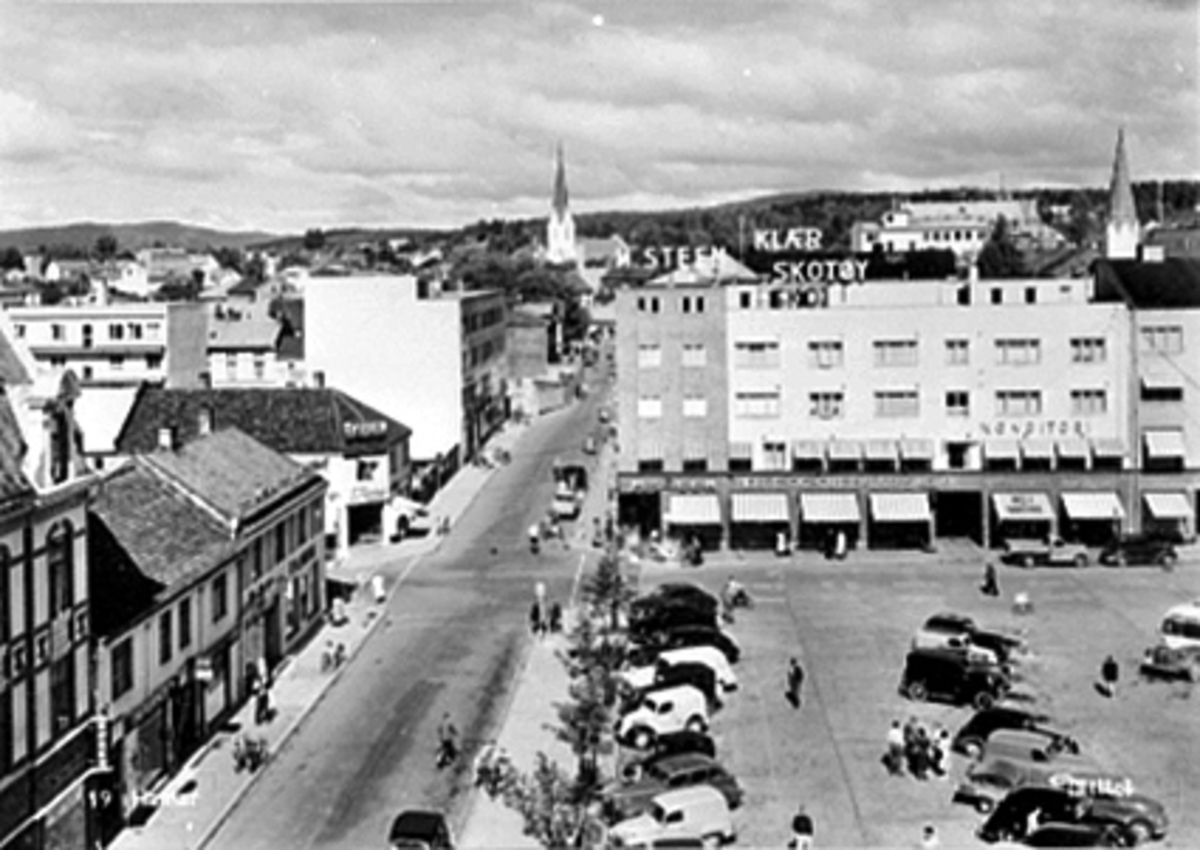Anno Domkirkeodden, OVERSIKT ØSTRE TORG FRA HOTELL ASTORIA MOT TORGGATA/HAAKONSGATE, PARKERTE BILER, FOLK