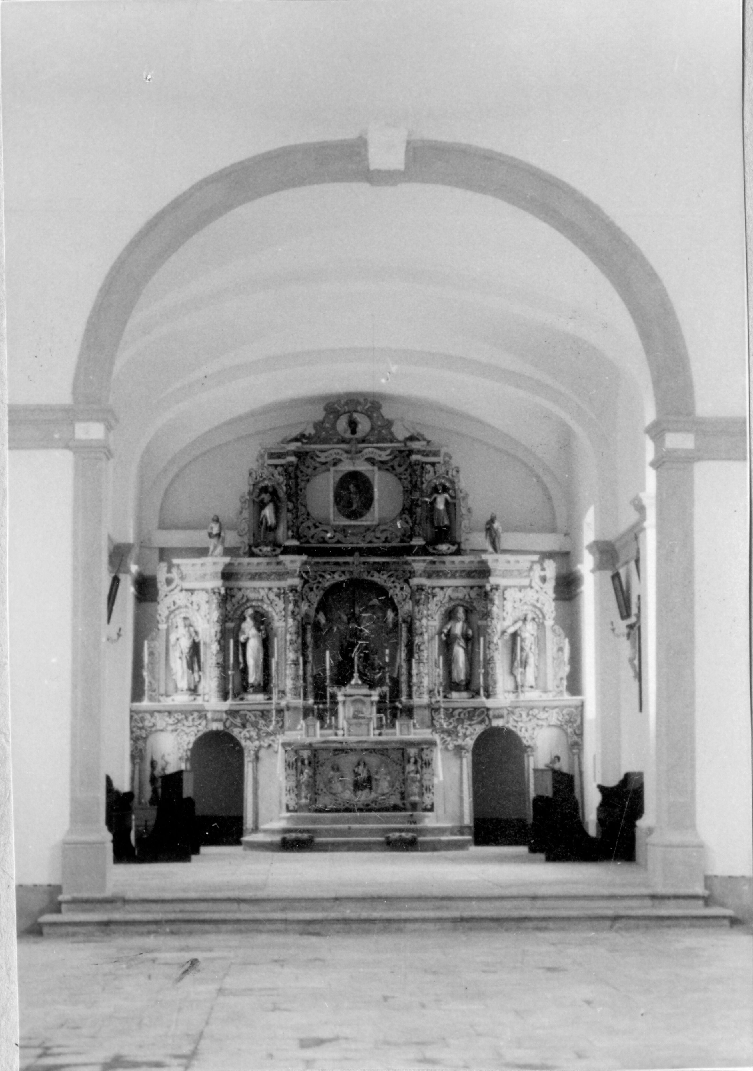 Branko Fučić, Boljunsko polje (Lupoglav), crkva Majke Božje od Karmela, unutrašnjost: glavni oltar tipa bogatih zlatnih oltara iz 1672. godine
