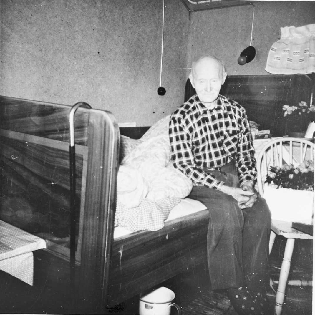 Rachel Haarseth, Mann, seng, spaserstokk, stol, bøtte, lampe.