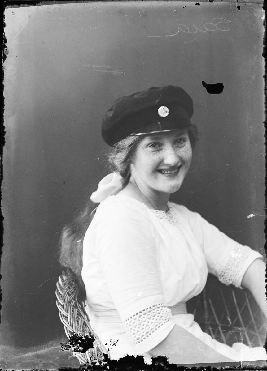 Skötsner-Edhlund, Ateljéporträtt - Sara Edhlund i studentmössa, Östhammar, Uppland