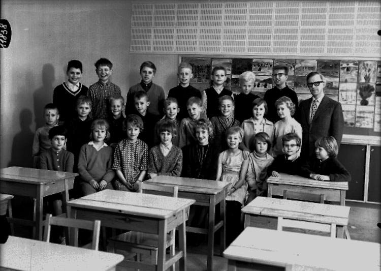 Sven Lindskog, Olaus Petriskolan, classroom interior, 25 schoolchildren with teacher Ingemar Ottosson. Class 4D, Room 2.