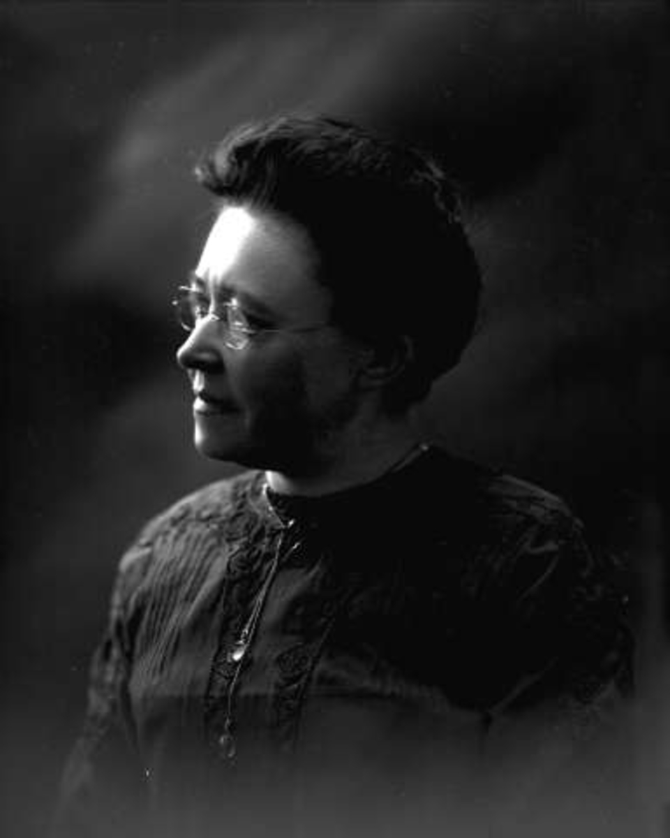 Gustav Borgen, Portrett, kvinne med briller. Frøken Pauline Vold.