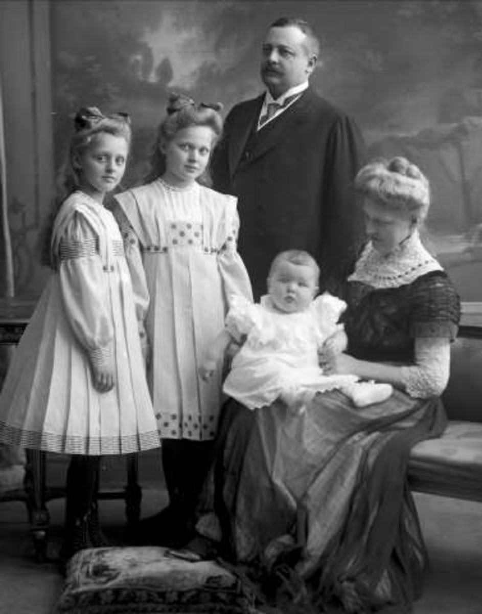 Gustav Borgen, Gruppeportrett, ektepar med tre barn. Direktør Thune Larsen.