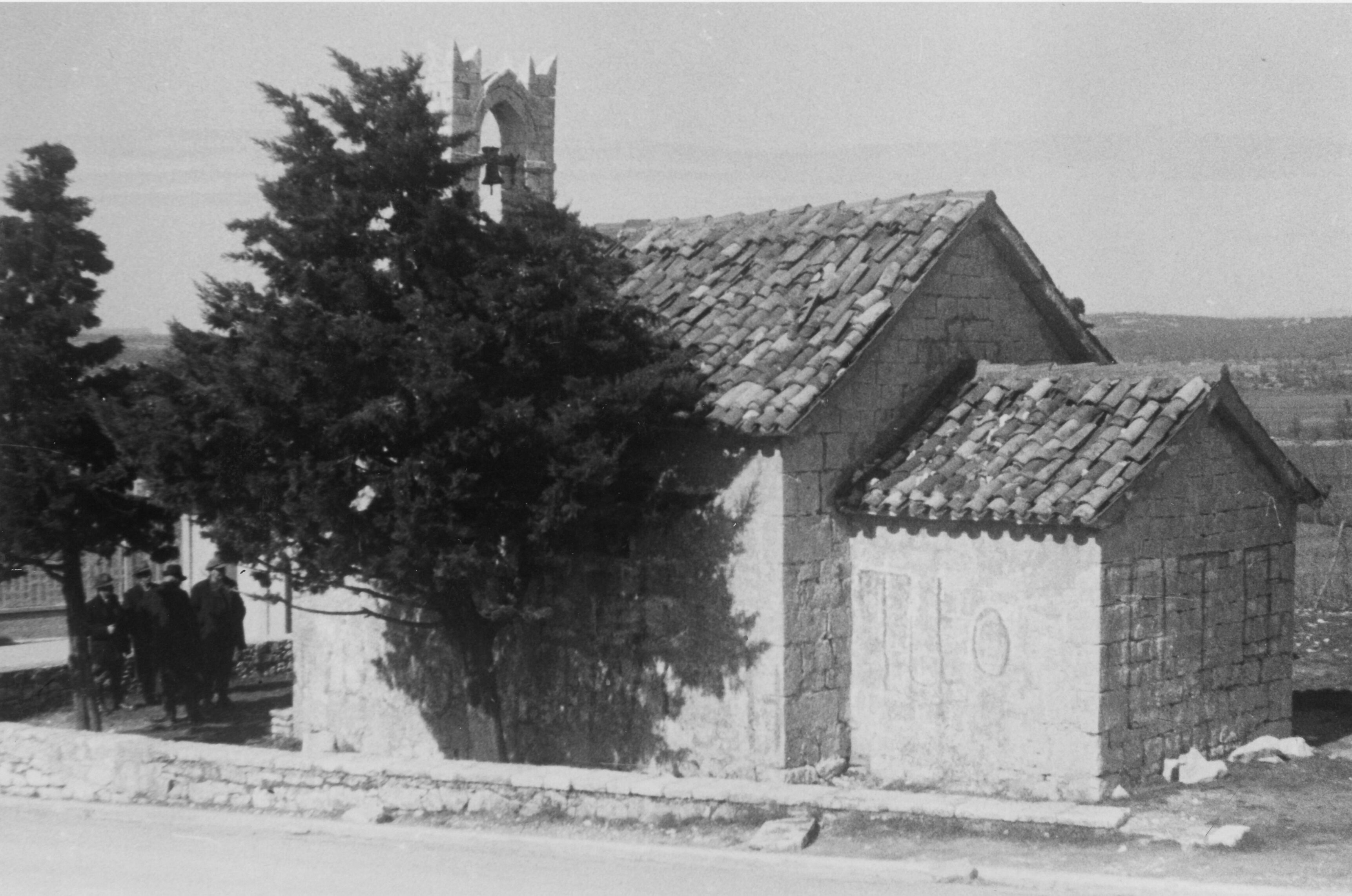Branko Fučić, Labin, kapela sv. Kuzme i Damjana, pogled na svetište i lađu (ispisane parolama u duhu vremena) sa sjeverne strane