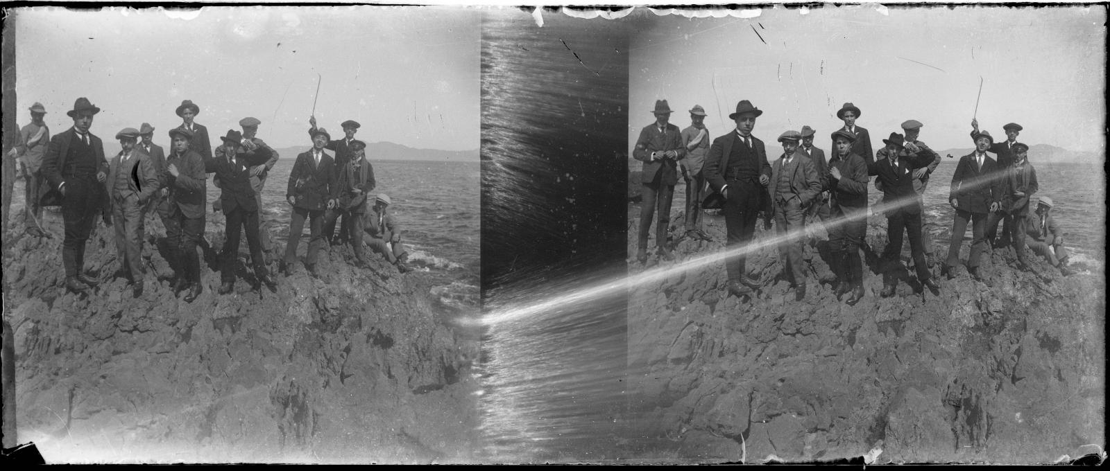 Desconegut, [Retrat en unes roques del litoral]