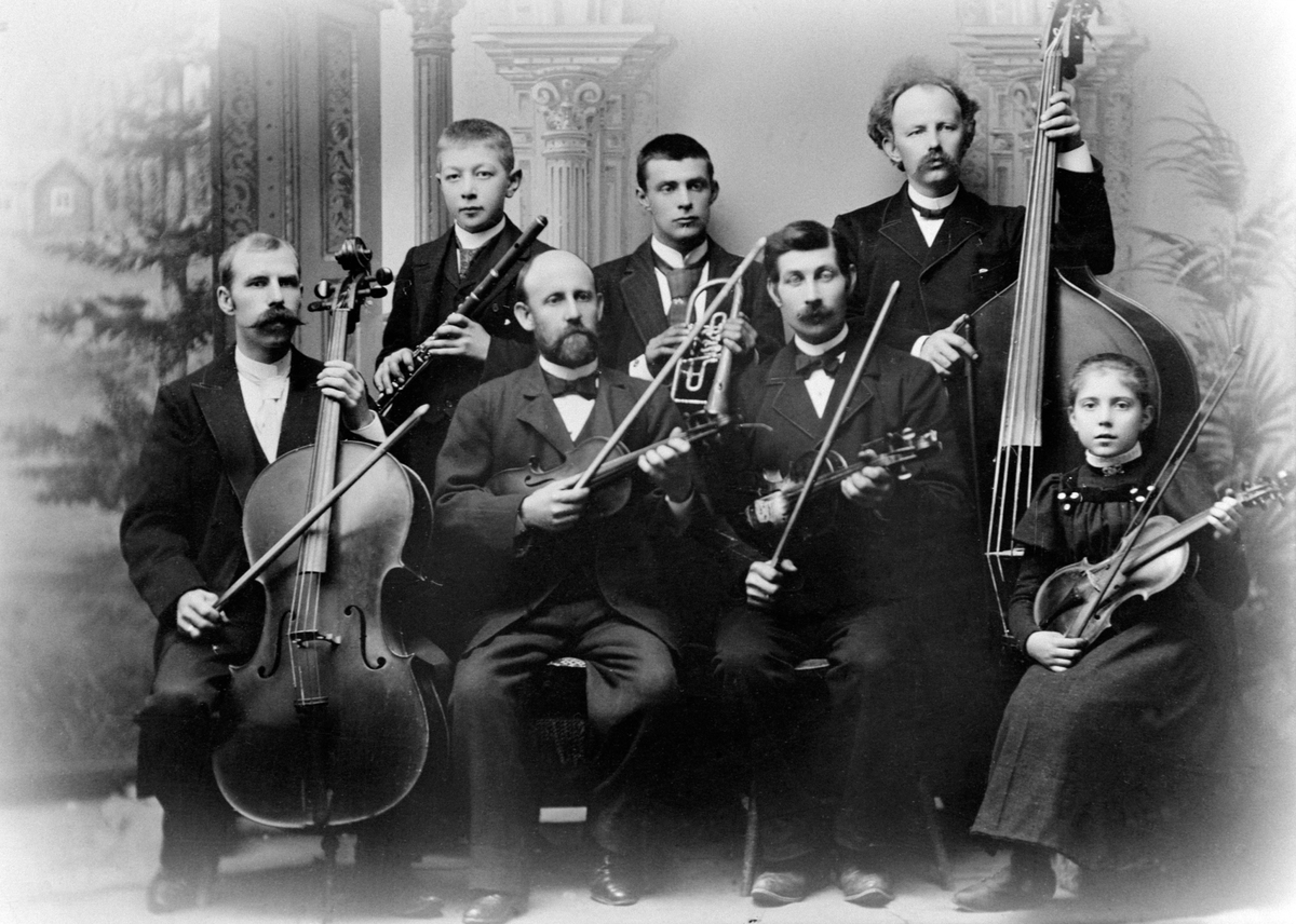 Anno Domkirkeodden, GRUPPE 7 MUSIKERE, STRYKERE, FLØITE, HORN, "RUSTADMUSIKKEN"