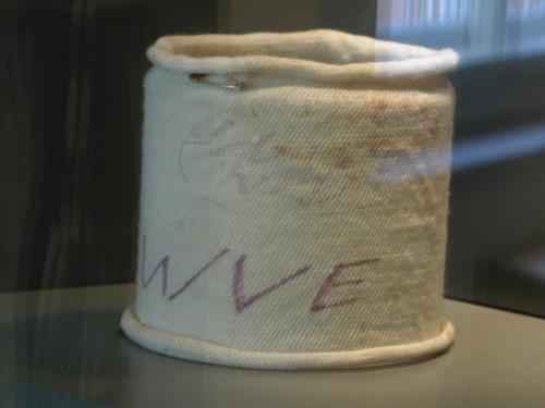 Unknown artist, Mouwband met stempel: WIJ VROUWEN EISEN ABORTUS VRIJ
