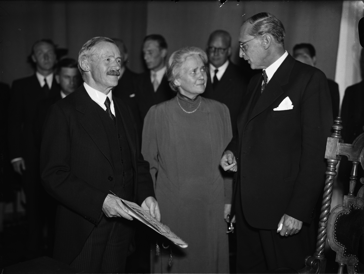 Paul Sandberg, Avgående landshövdingparet Sigfrid och Elisabeth Linnér tillsammans med landssekreterare Elias Stenius i Landstingssalen på Uppsala slott
