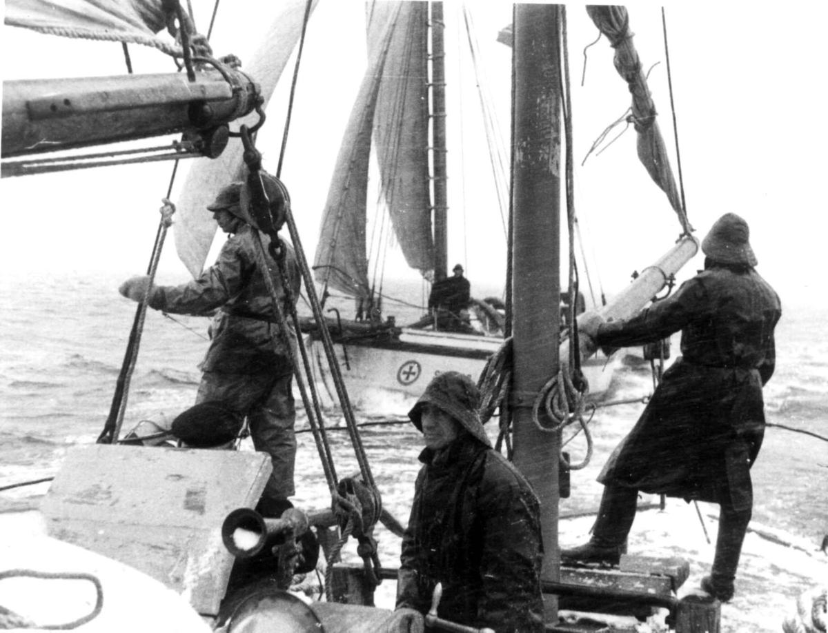 Anders Beer Wilse, Lofotfiske. 1936. Lofoten, Nordland. Redningsskøyta Biskop Hvoslef.
