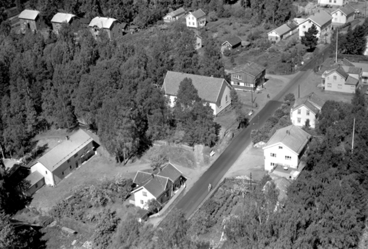 Widerøes Flyveselskap A/S, Flyfoto av Storgata, Knippa, Strømman og bedehuset, Moelv, Ringsaker.