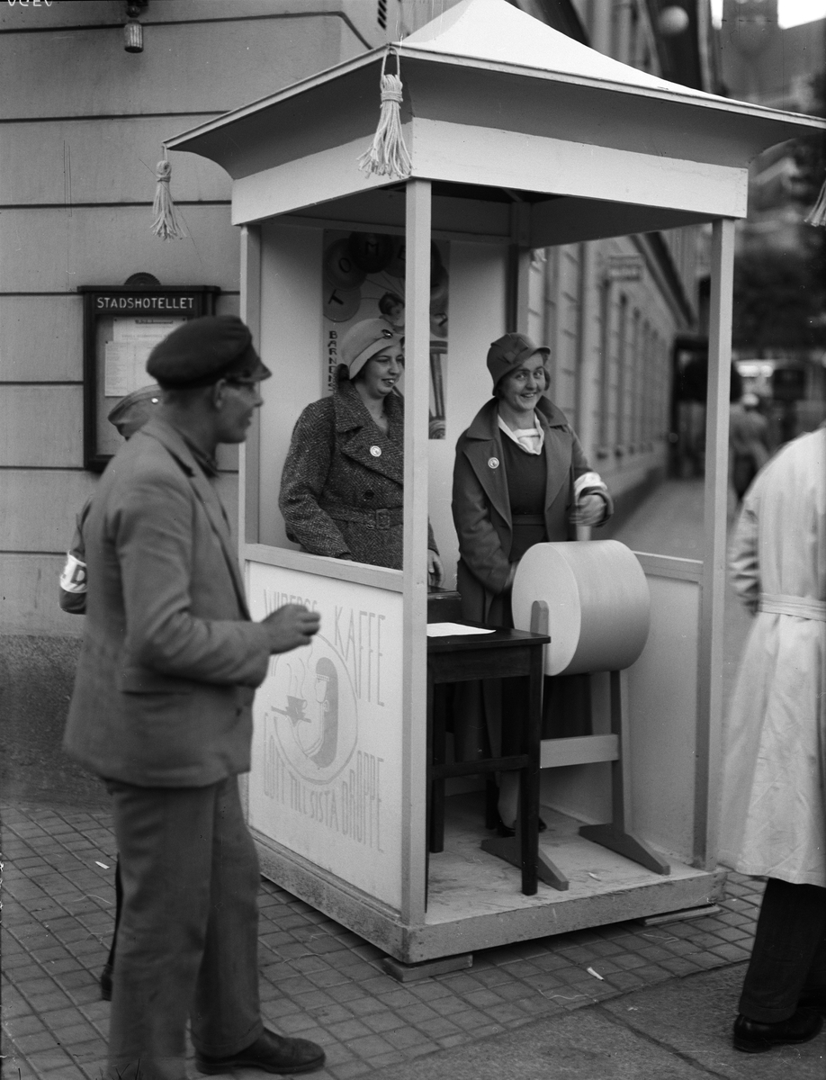 Paul Sandberg, Women with lottery ball outside the city hotel, Children’s Day celebration, Queen Street - Garden Street