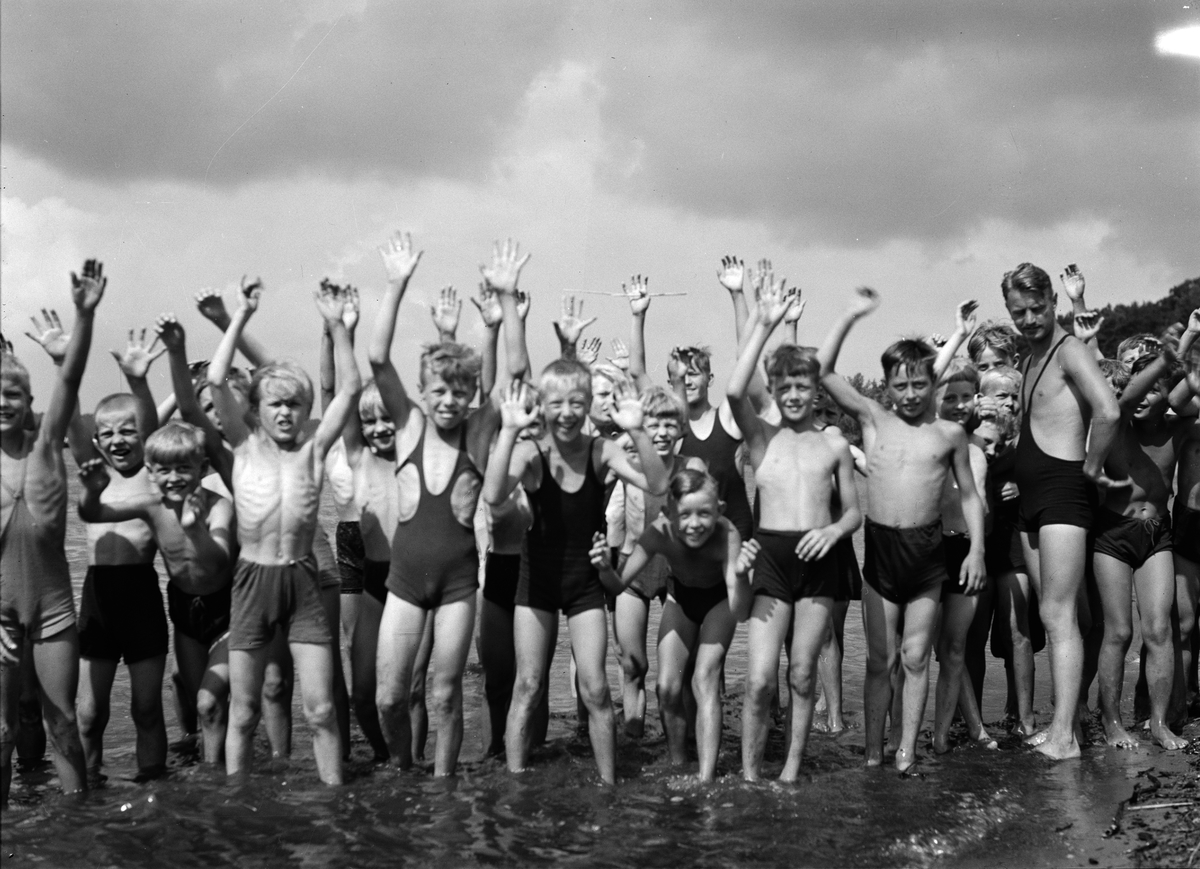 Paul Sandberg, Bathing children at the Swedish Motor Club’s upper secondary department outing to Fredrikslund’s farm
