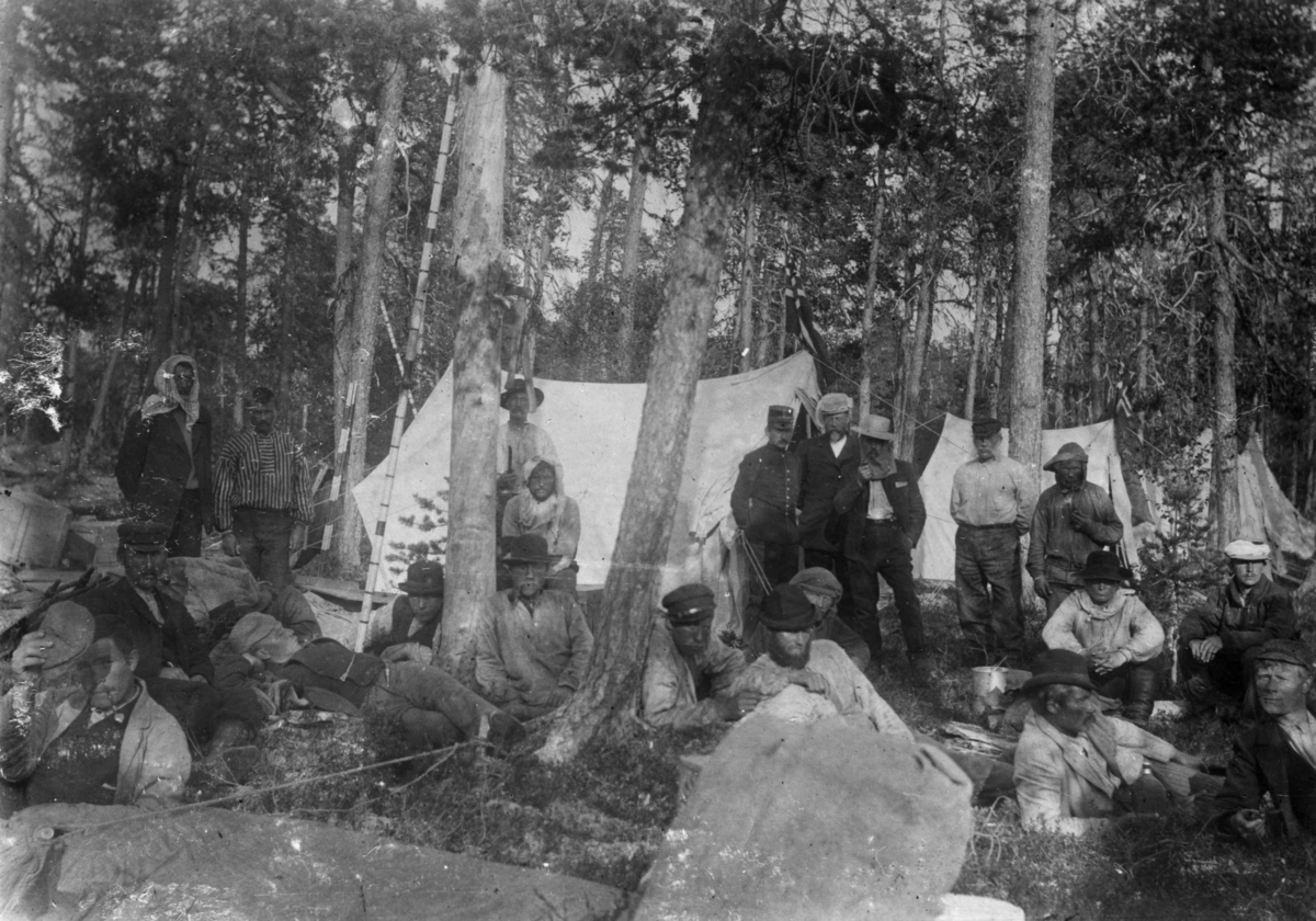 Ellisif Rannveig Wessel, Fra grenseoppgang i Sør-Varanger, Finnmark, antatt 1897-1899. Gruppe menn samlet ved teltplassen.
