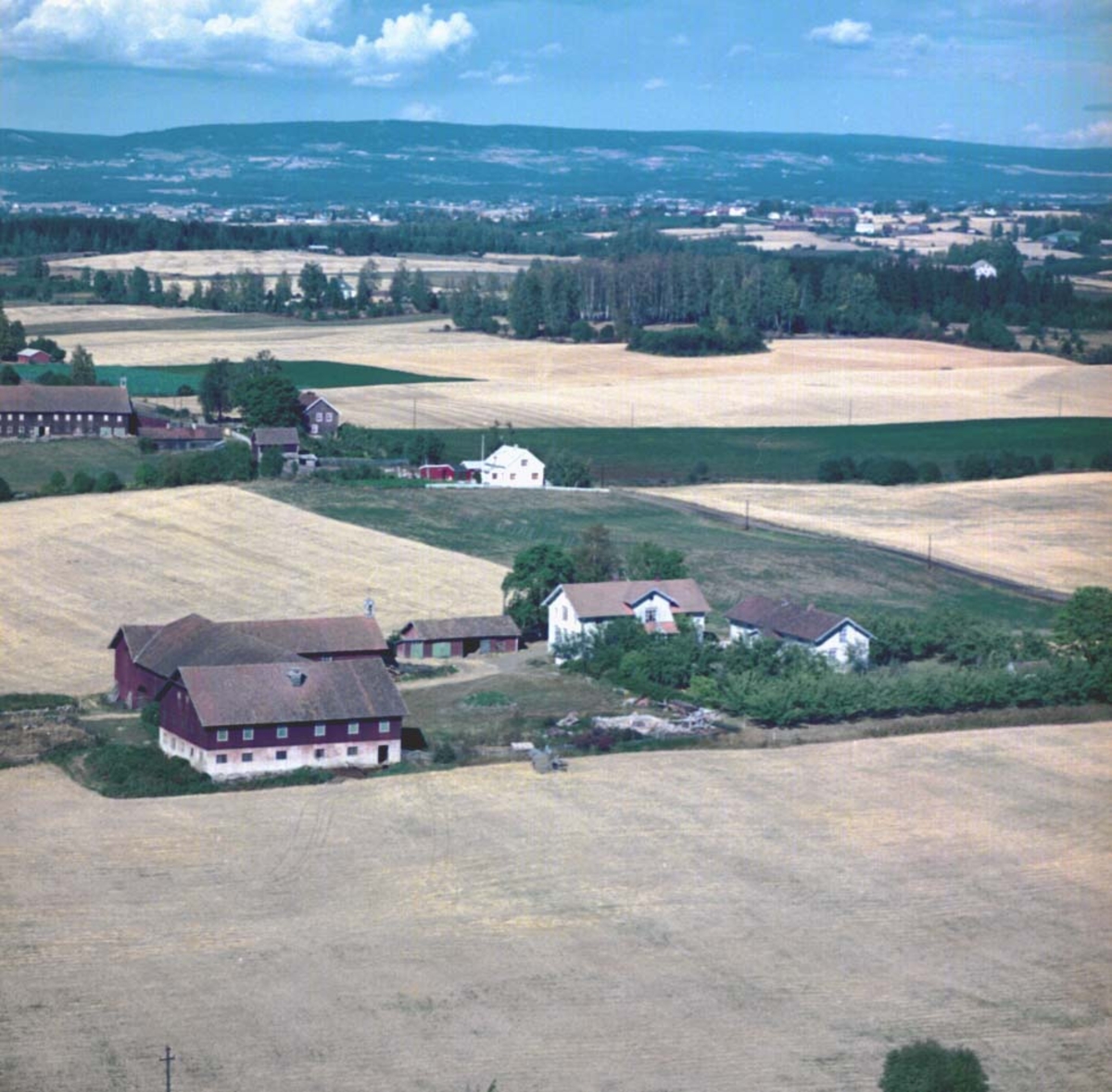 Widerøes Flyveselskap A/S, FLYFOTO ELTON NORDRE GARD, STANGE