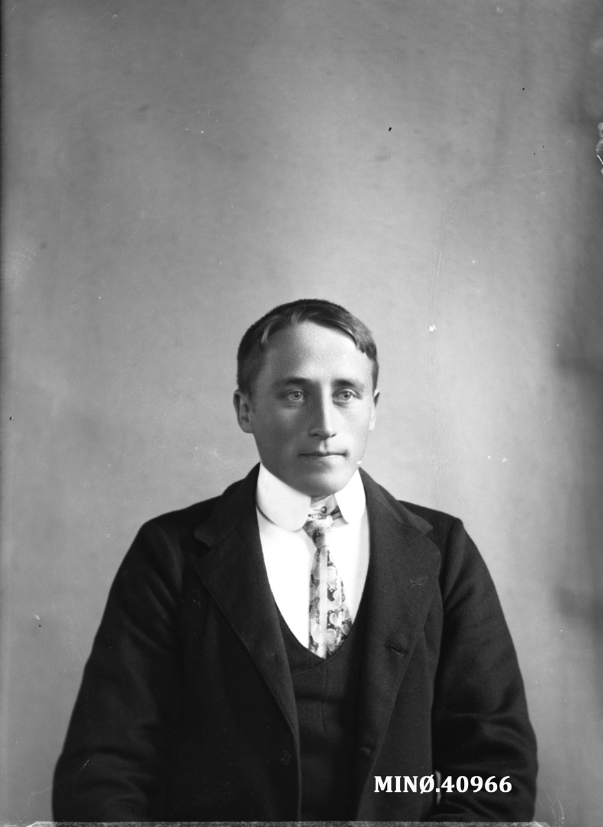 Oscar Holte, Portrett av mann - Gunder Dalen (11.2.1888-11.12.1965)