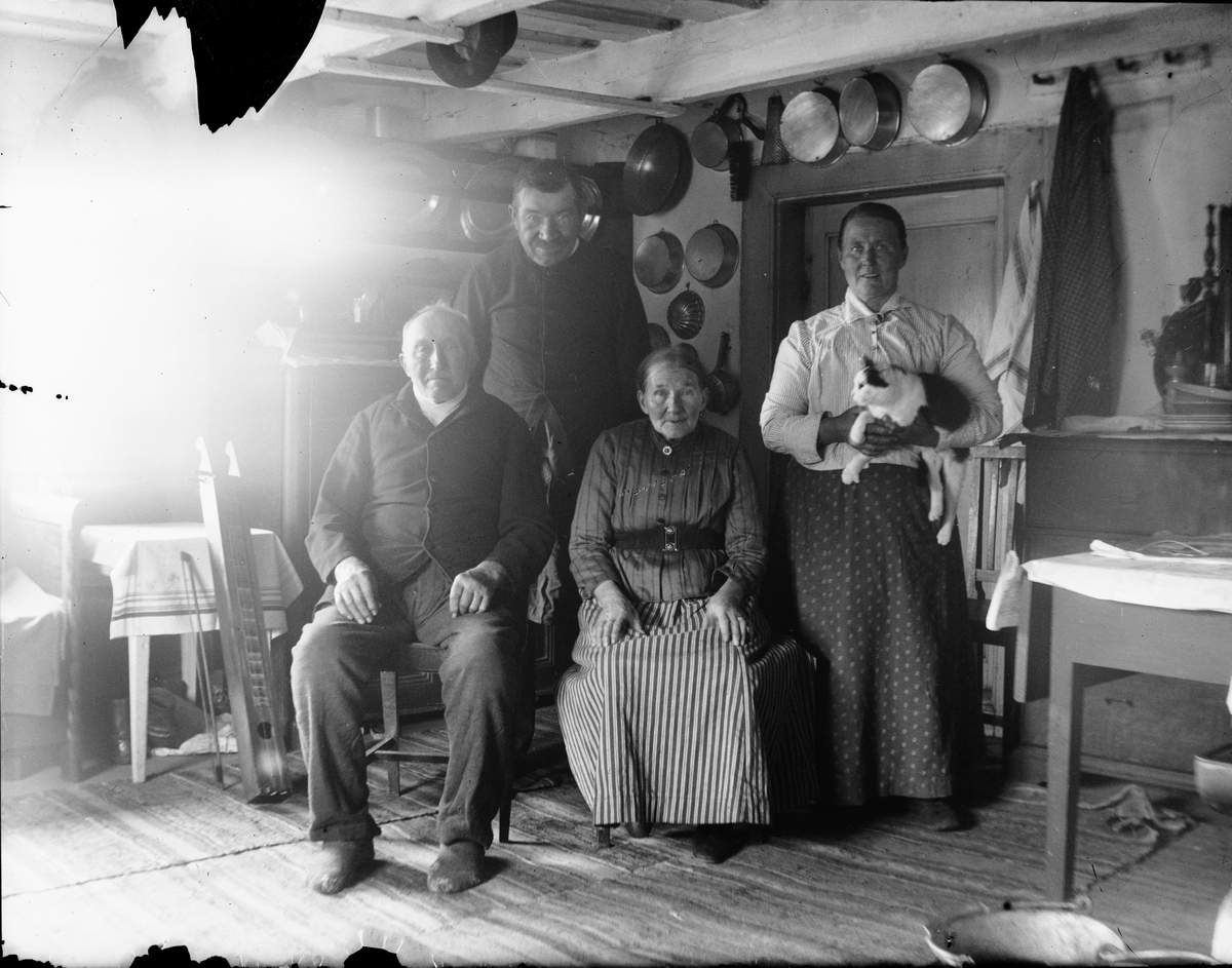 Skötsner-Edhlund, Två män och två kvinnor i bostadsmiljö, Östhammar, Uppland