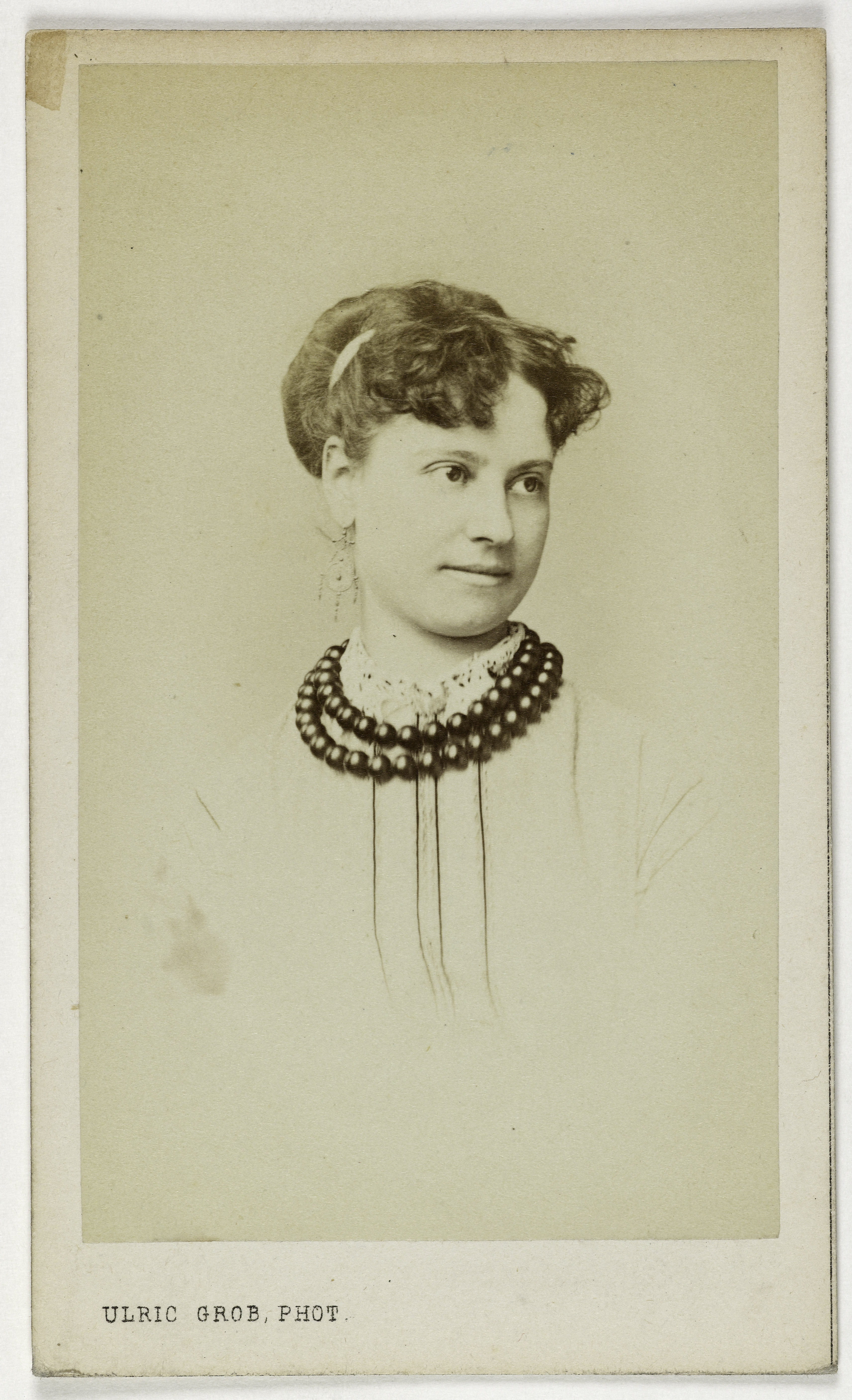 Ulric Grob, Portrait d'Isabelle La Bouquetière (Isabelle Briaud, dite), (bouquetière de jockey club sous le 2nd Empire et jusqu'en 1875)
