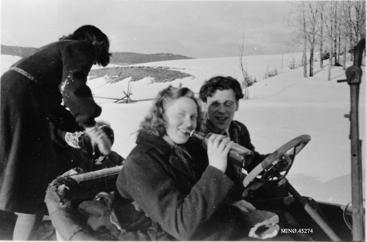 Ukjent, Ungdommer på biltur.