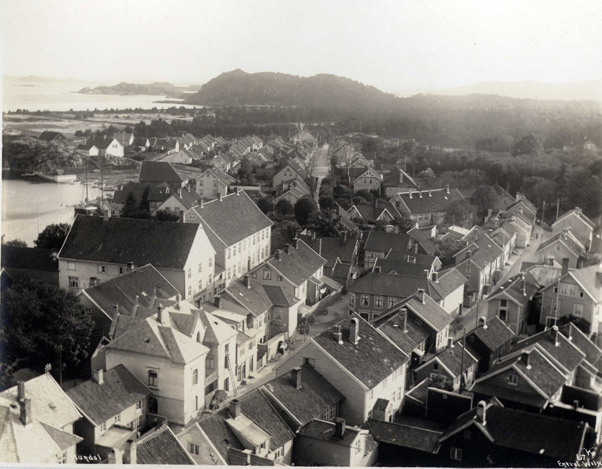 Anders Beer Wilse, Oversiktbilde over Mandal, Mandal, Vest-Agder. Fotografert 1912.
