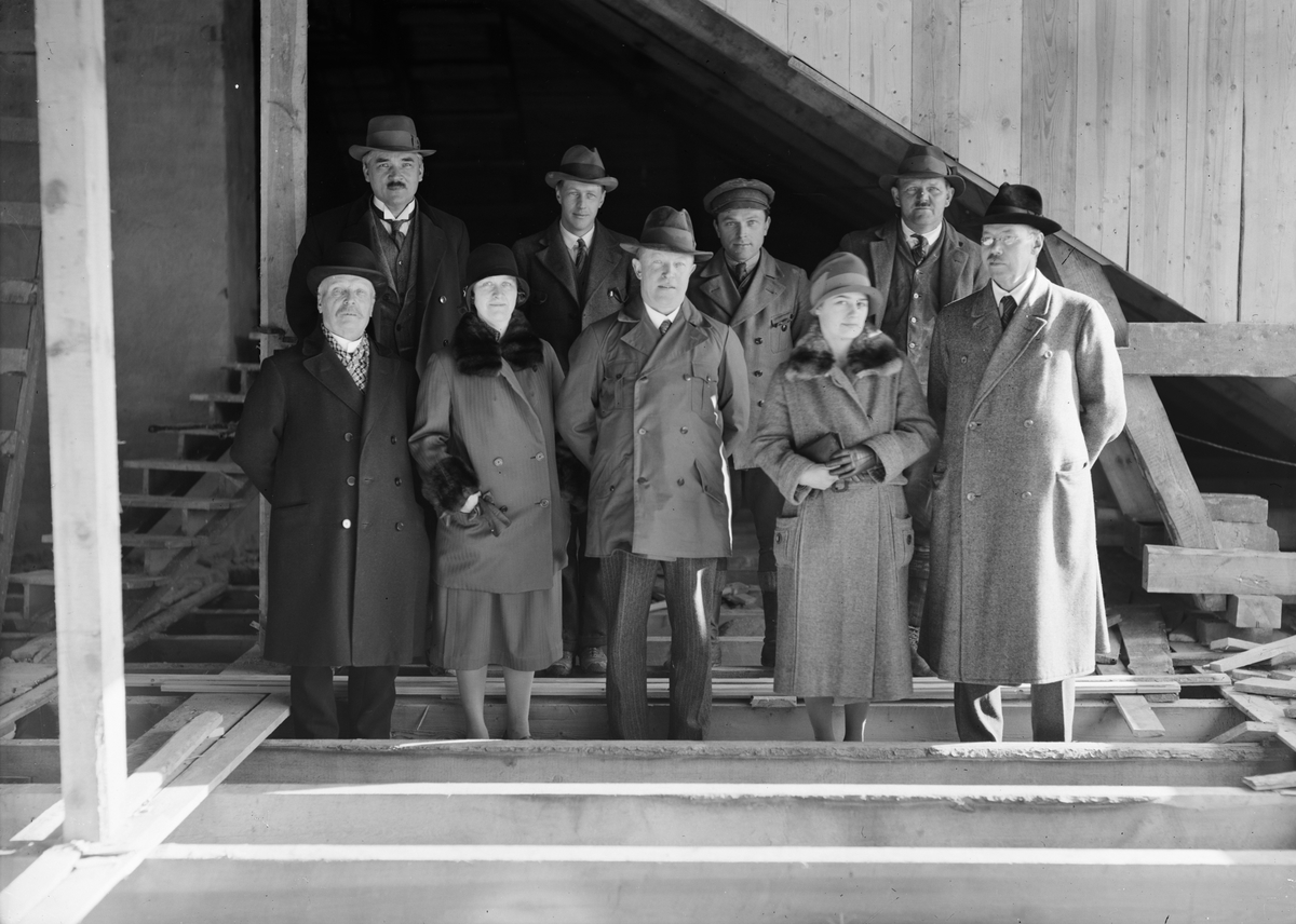 Paul Sandberg, Tunåsens sjukhem, kvarteret Inge, Styrbjörnsgatan, Svartbäcken, Uppsala 1930 - grupp med byggmästaren Anders Diös