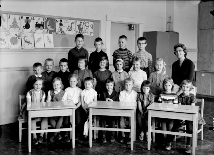 Sven Lindskog, Almby Södra skola, klassrumsinteriör, 21 skolbarn med lärarinna fru Ethel Cederberg. Klass 1A, sal 2.
