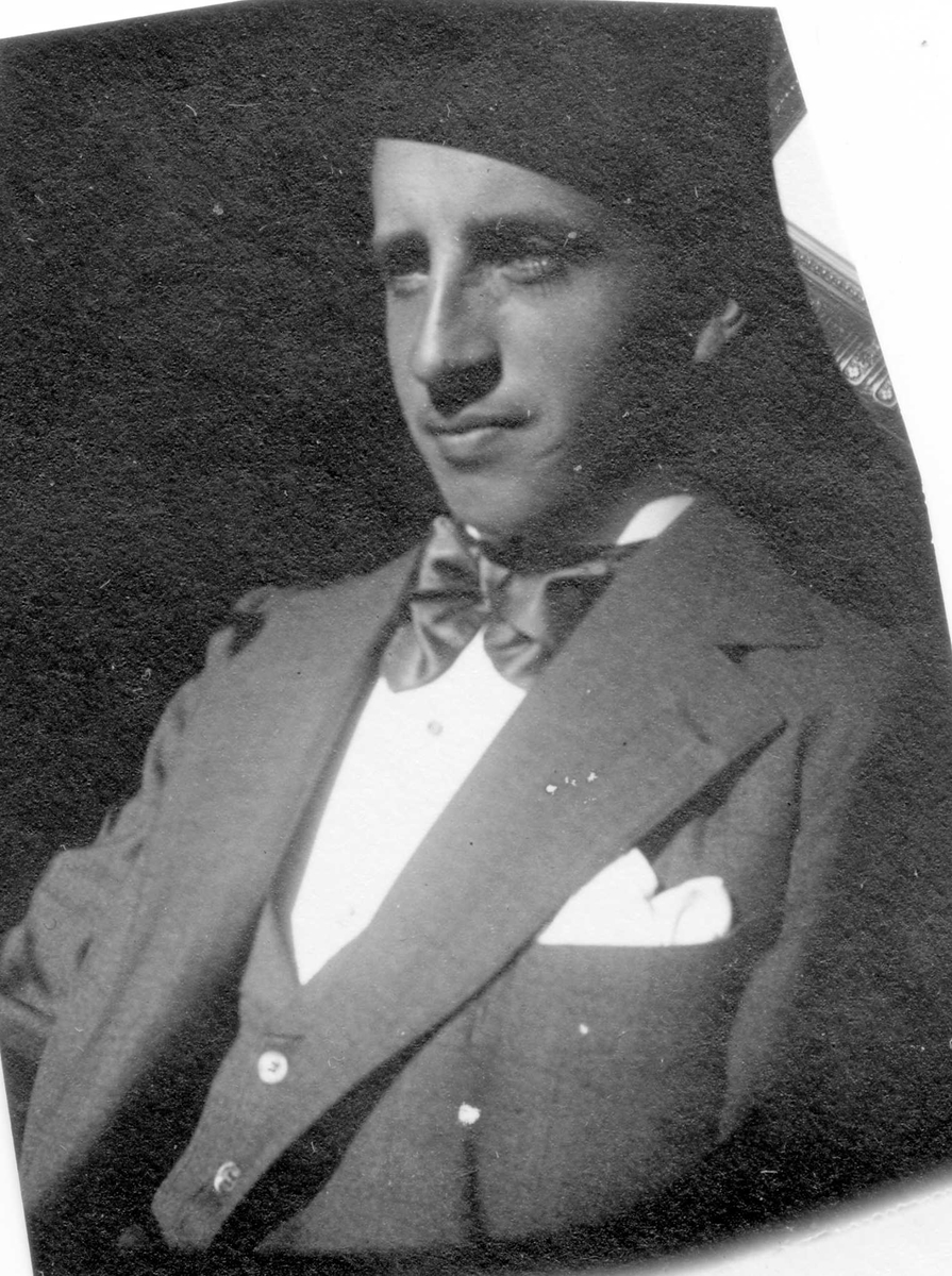 Fredrik Carl Mülertz Størmer, Portrett av Sommerfeldt, bror av Jacob Sommerfeldt. Ung mann med dress, vest og sløyfe.
