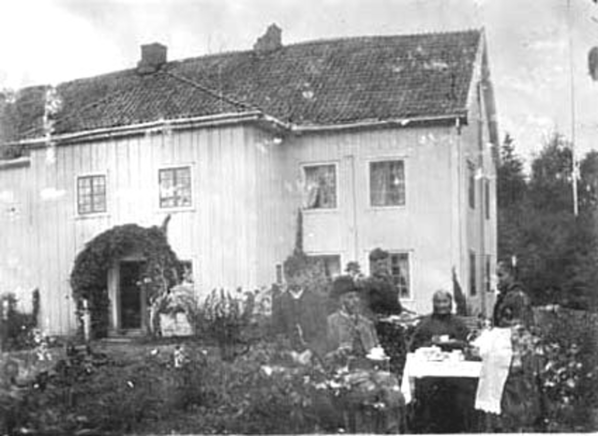 Normann Helger, EKSTERIØR: HOVEDBYGNINGEN, ØSTRE DÆHLIN, FOLK, KAFFESERVERING, HAGE, OTTESTAD,
