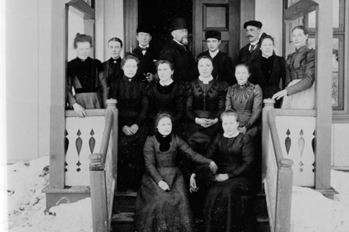 Anno Domkirkeodden, Gruppe voksne på veranda, familien Røhr, Rør store, Ringsaker, budeiekurs.