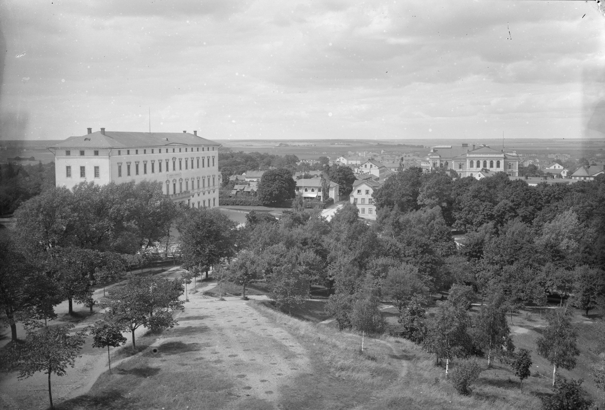 Henri Osti's Fotografiateliér, Uppsala University Library, Upper Castle Street and University House from Slottsbacken, Uppsala, before 1914