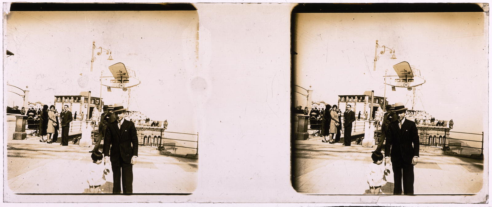 Desconegut, [Man and girl before plane Tibidabo]