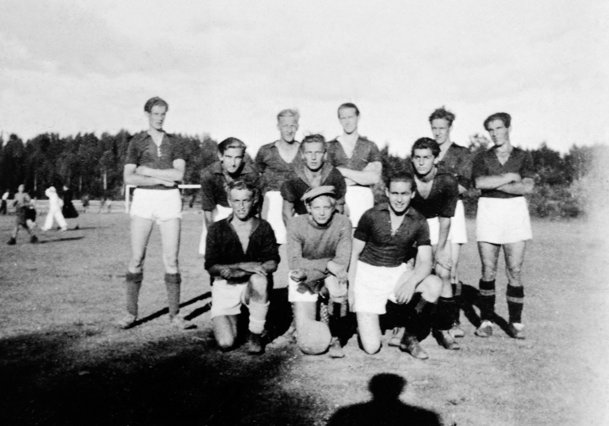 Anno Domkirkeodden, GRUPPE: 11 FOTBALLSPILLERE, OTTESTAD IDRETTSLAG, O. I. L. , BAK TIL VENSTRE: ARNE EVENSEN, EGIL ZIENER, NILS ØSTLI, TOR NORDHEIM, UKJENT, KNUT FURULUND, TRYGVE MARTINSEN, FORAN TIL VENSTRE: ARVID GUNNERUD, BJØRN JOHNSTAD, ARNE ANDERSEN, OTTESTAD