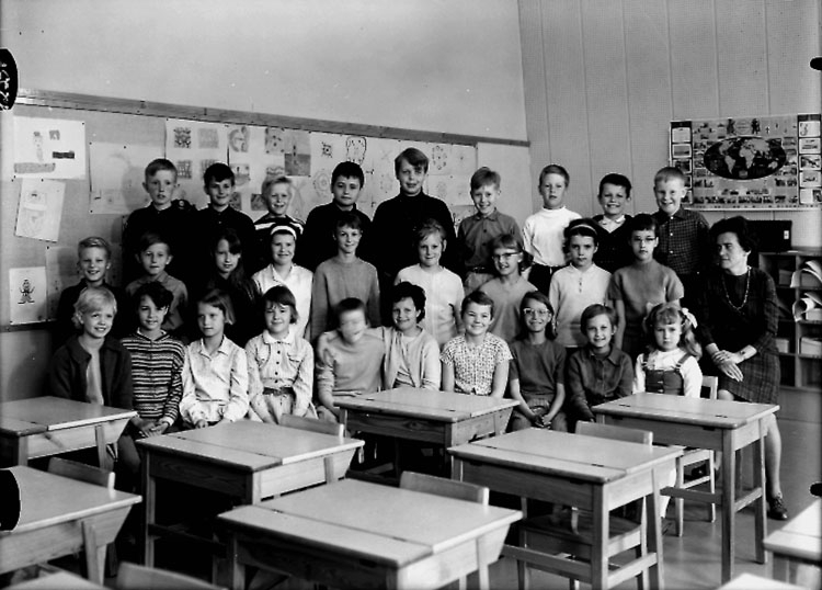 Sven Lindskog, Vasaskolan, klassrumsinteriör, 28 skolbarn med lärarinna fru Karin Pettersson. Klass 4Ao, sal 1.