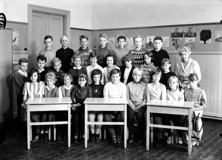 Sven Lindskog, Almby Norra school, classroom interior, 26 schoolchildren with teacher Mrs Greta Sondell. Class 4B, Room 2.
