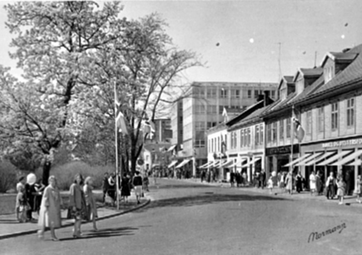 Anno Domkirkeodden, FESTKLEDDE FOLK VENTER PÅ 17 MAI TOGET VED STRANDGATA 61, A. STEEN