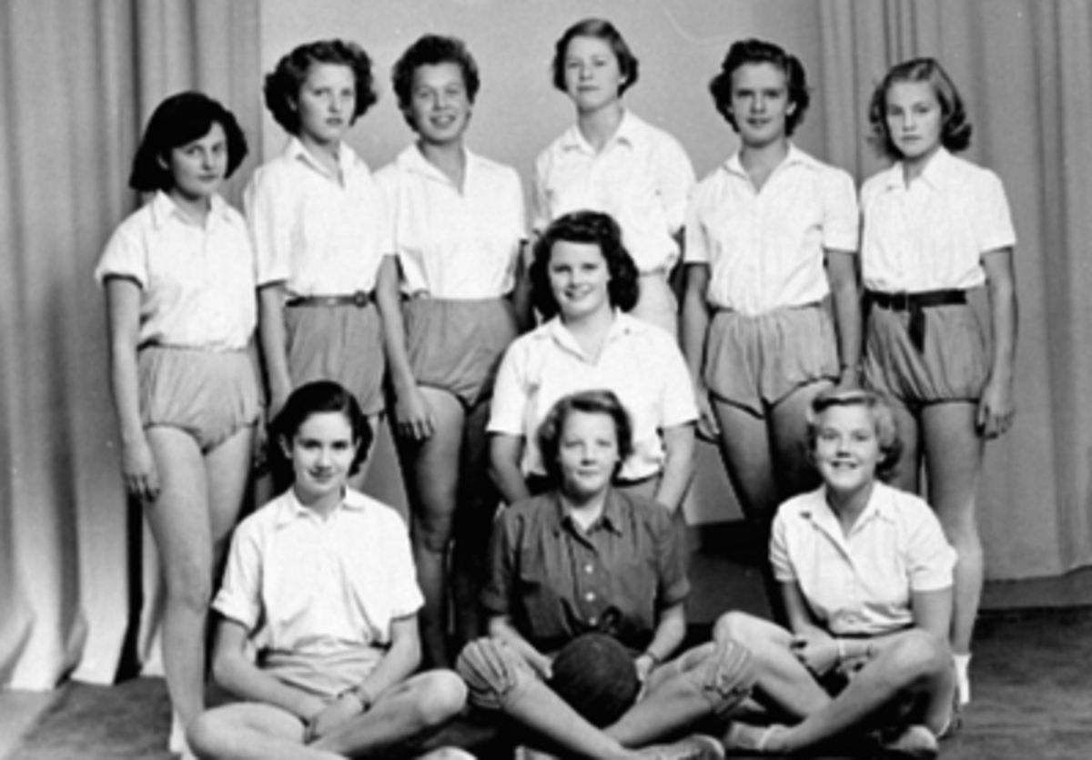 Anno Domkirkeodden, GRUPPE 10 KVINNER, DAMEHÅNDBALLAG I STUDIO, H. I. L. ?