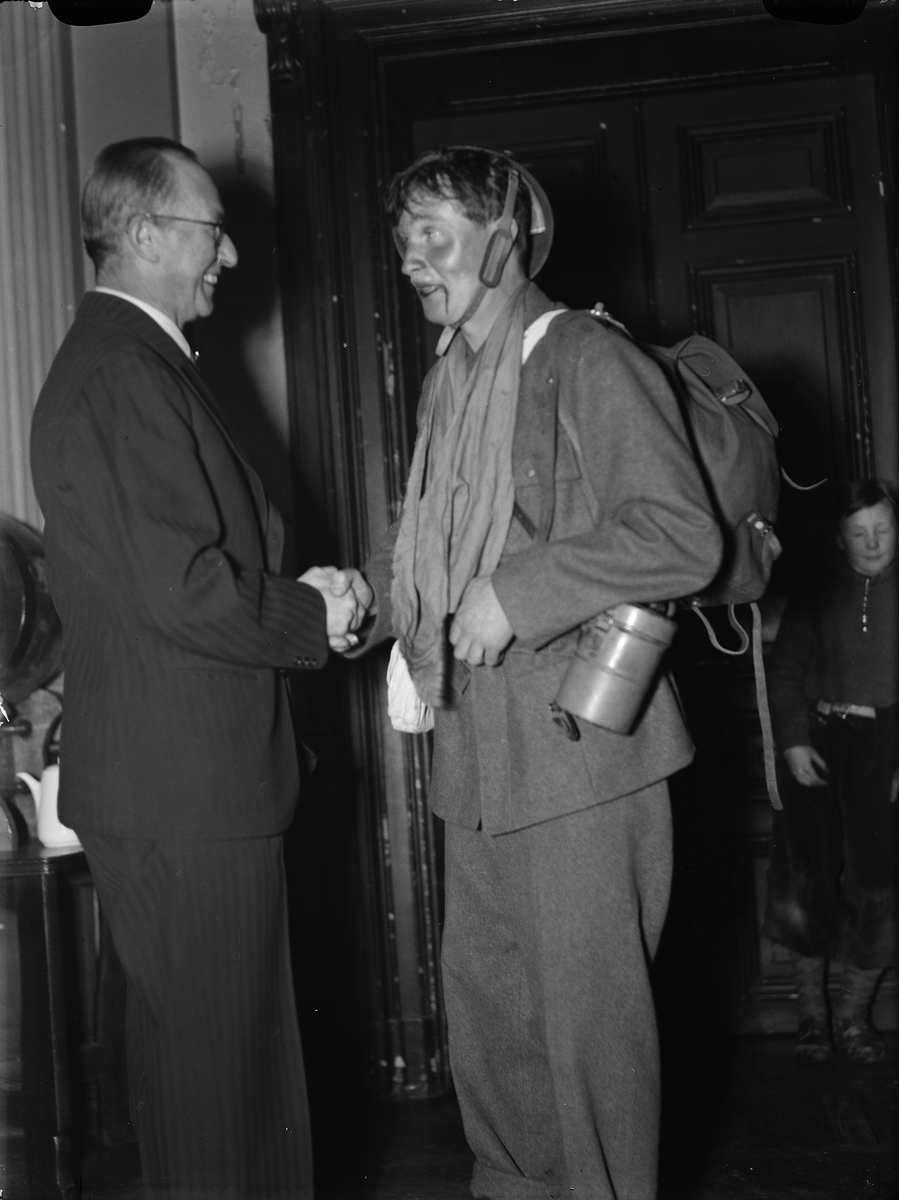 Paul Sandberg, “Upland homestead movement stands stronger than ever” -Colonel Sven Ryman greets the contingency man “74 Jönsson” at Disagillet, Östgöta student-nation, Uppsala 1943