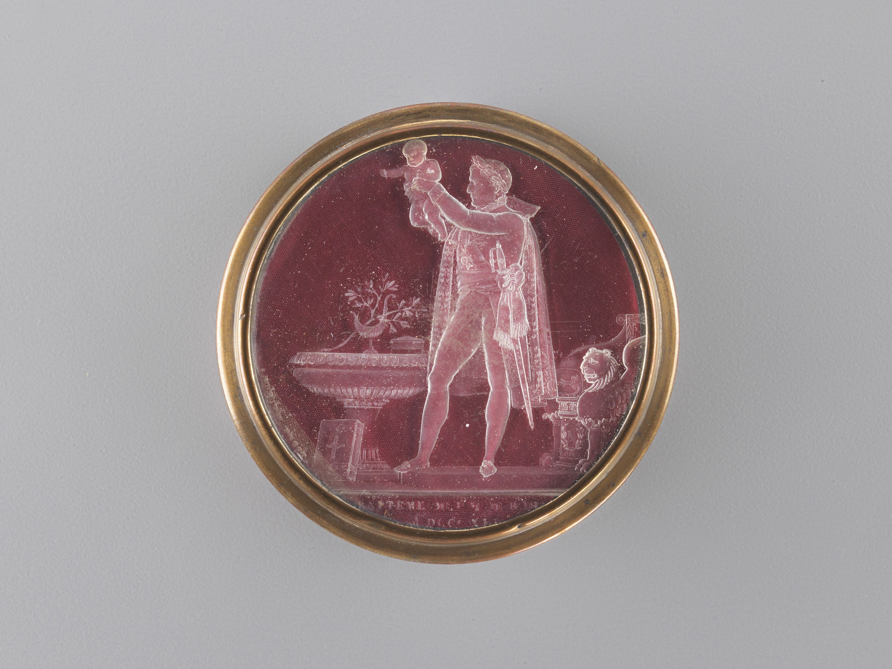 Anonyme, Bonbonnière montrant Napoléon Ier pour le baptême de son fils le roi de Rome, le 9 juin 1811