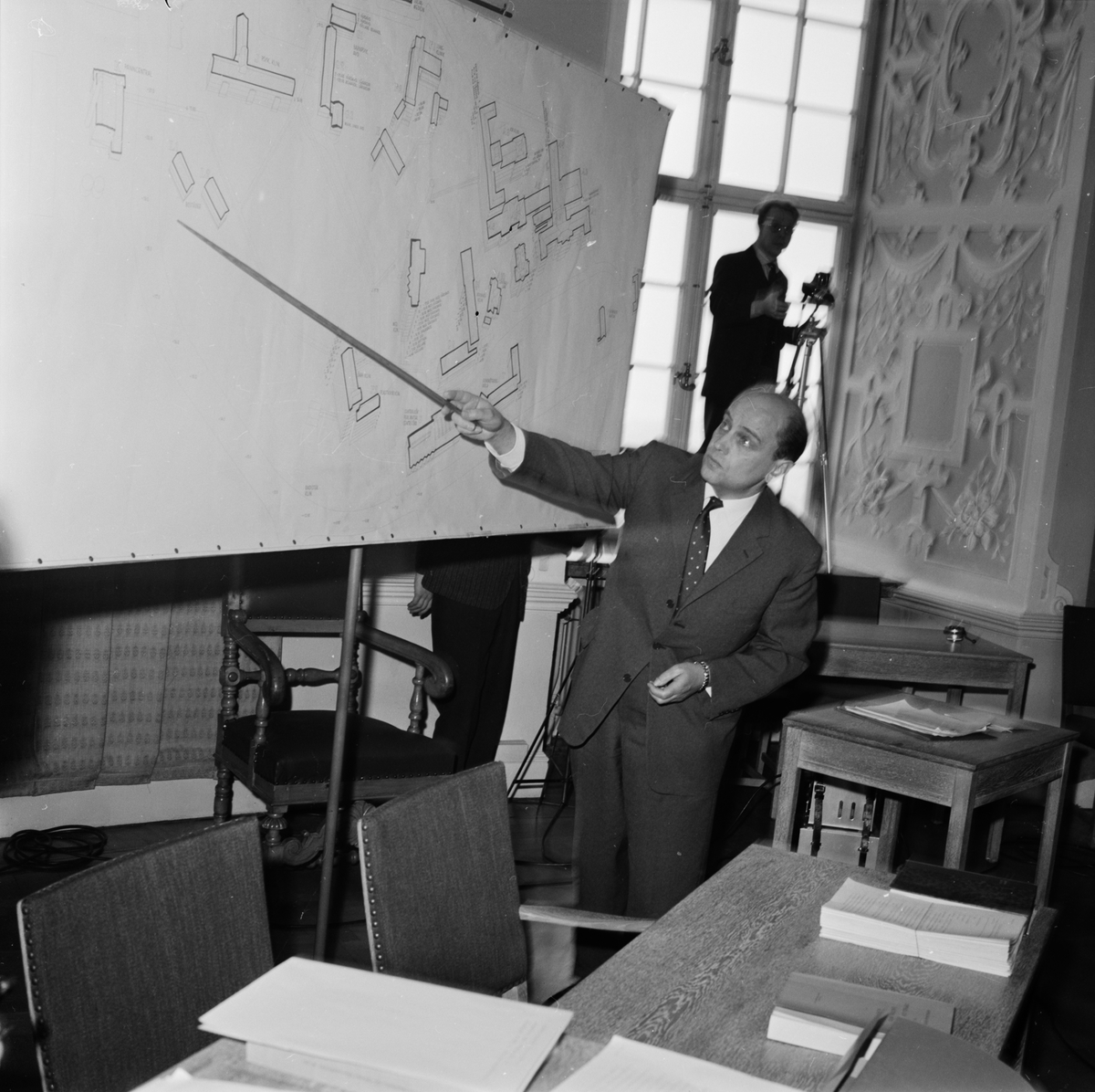 Uppsala-Bild, Uppsala Läns Landsting - expeditionschef Lennart Rydback visar planerna för Akademiska sjukhusets utbyggnad, Uppsala 1962