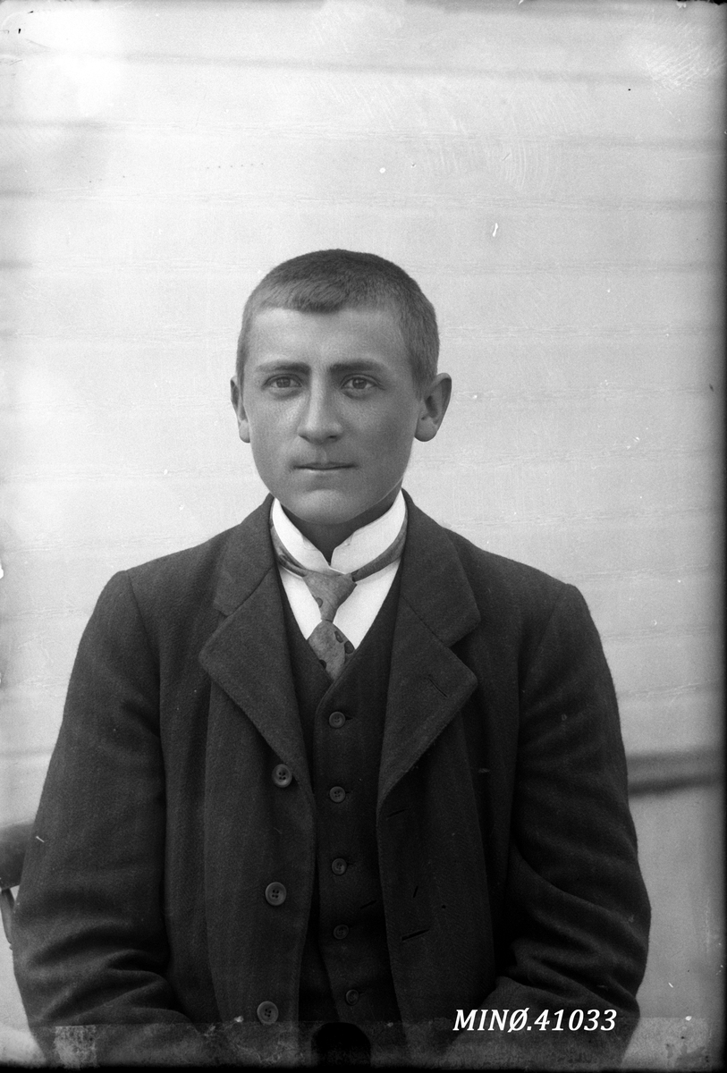 Oscar Holte, Portrett av mann - Ole F. Lohn (20.4.1892-16.9.1916)