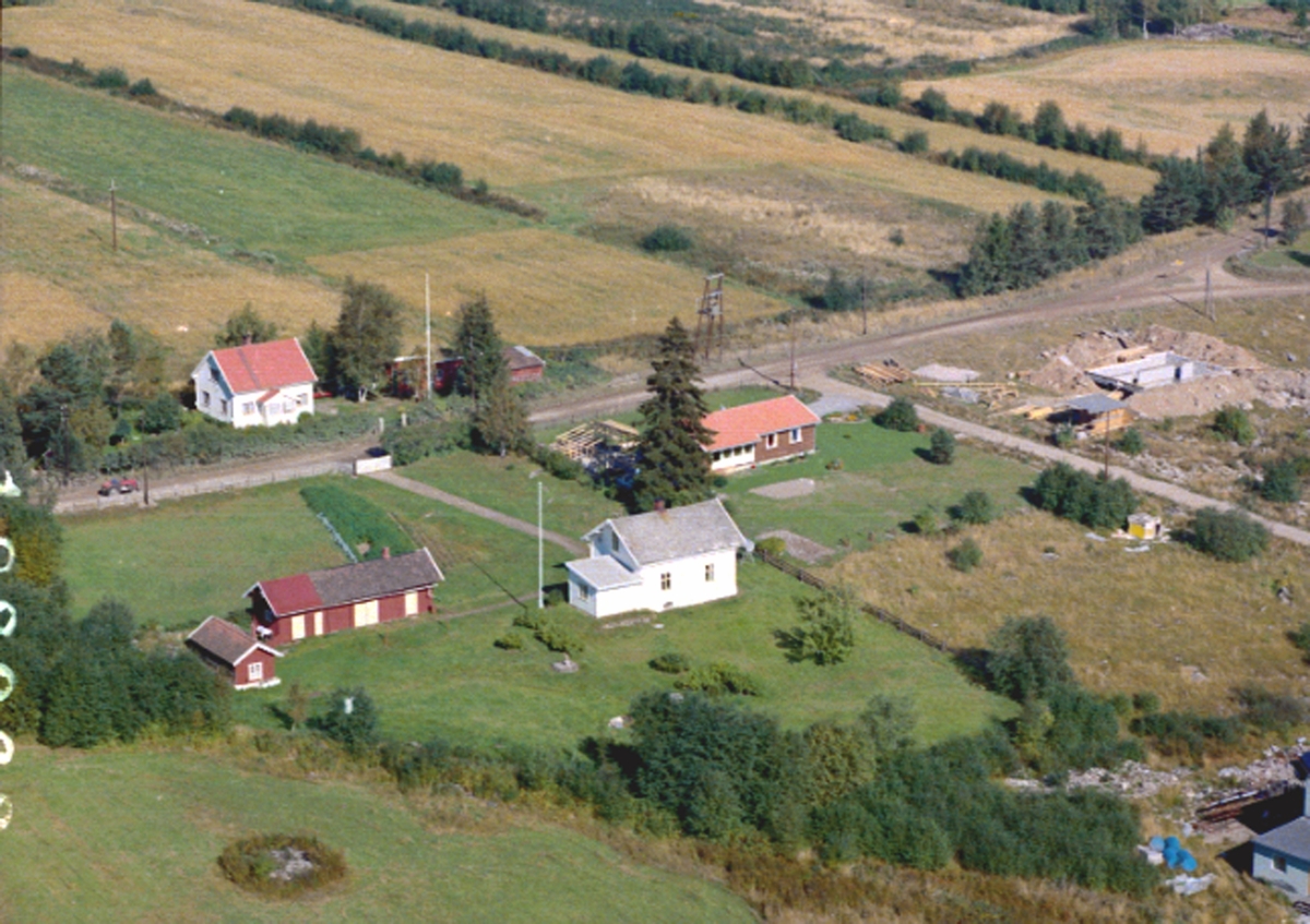 Widerøes Flyveselskap A/S, Flyfoto, Kjernemakervegen 1 og2, Klevbakken 149 og 150. Ådalsbruk, Løten. Bildet viser Kjernmakervegen 2 under bygging. Byggefeltet er det eldste feltet på Ådalsbruk.
