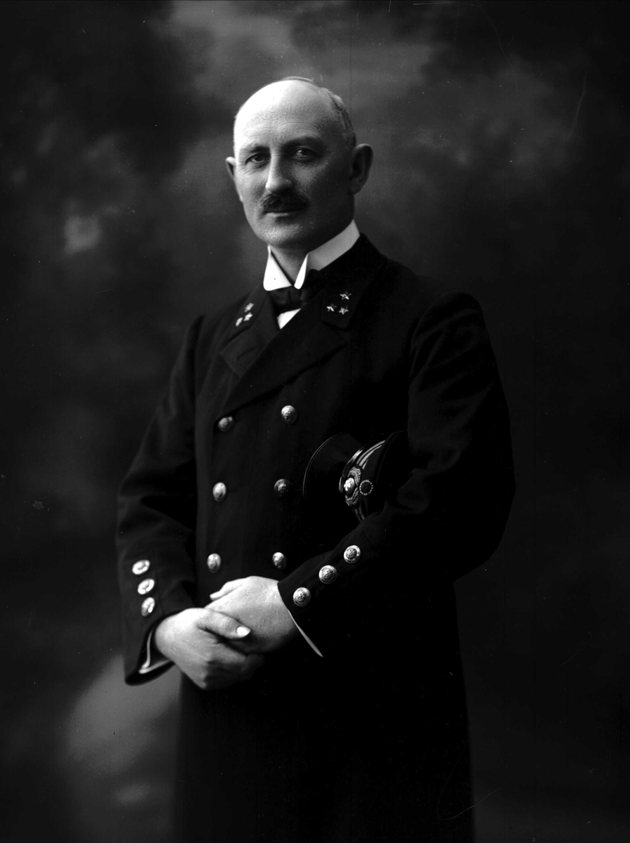 Gustav Borgen, Portrett, kaptein Peronard i uniform.