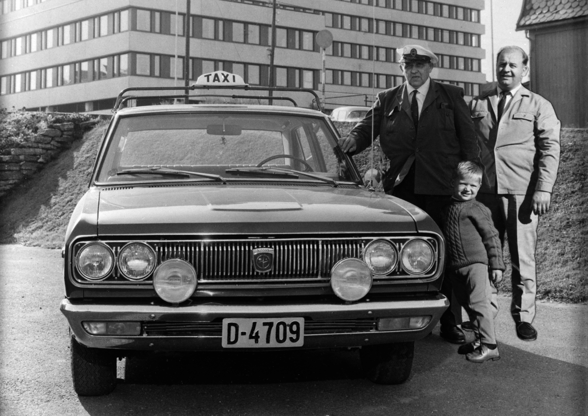 Anno Domkirkeodden, HAMAR TAXI D-4709. HAMAR TAXIFORENING. TRE GENERASJONER ASPLUND. OLA ASPLUND(SENIOR), OLA ASPLUND(JUNIOR) OG STIG OLA ASPLUND.